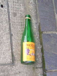 Бутылка Buckfast, валяющаяся на улице