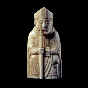 шахматная фигура слон выполнена в виде епископа